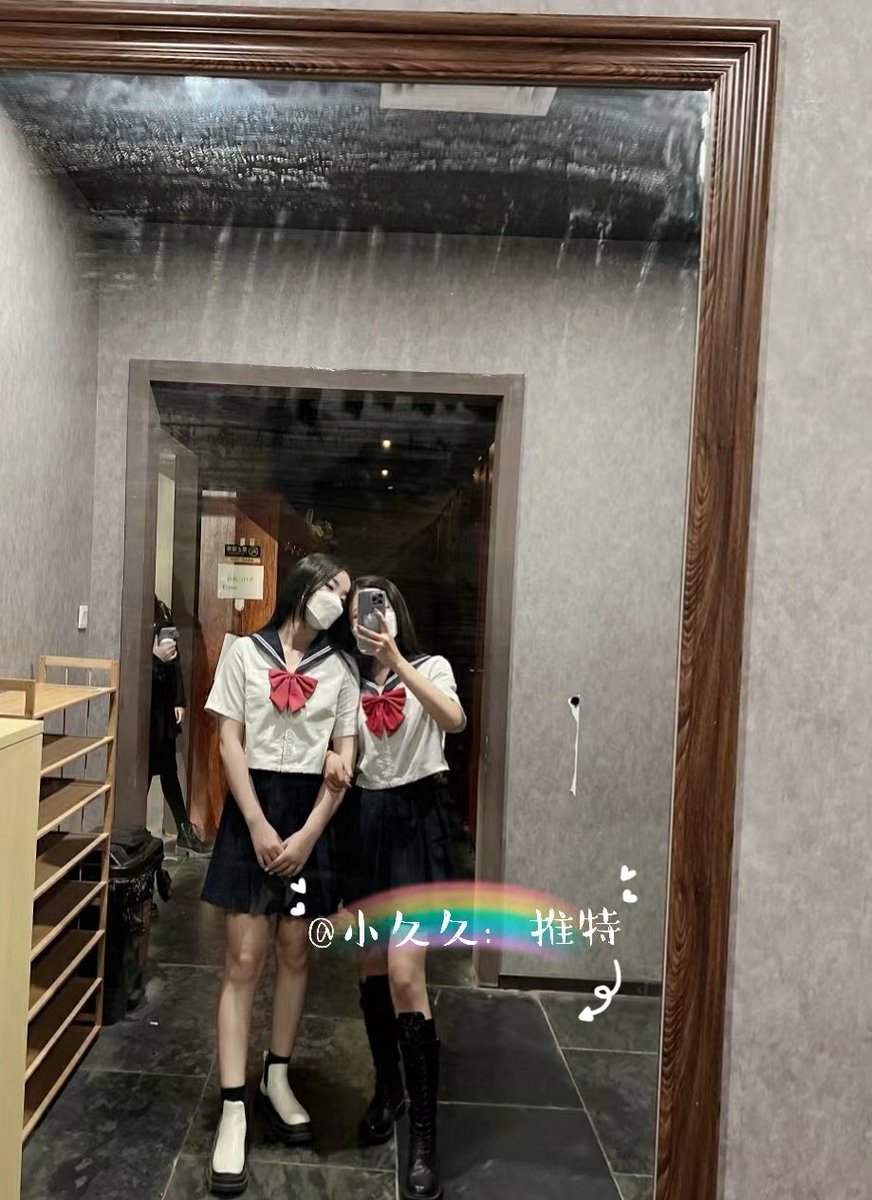 今晚水手服主题🤭，请忽略旁边的骚男 https://t.co/4RmxmdM9Gr