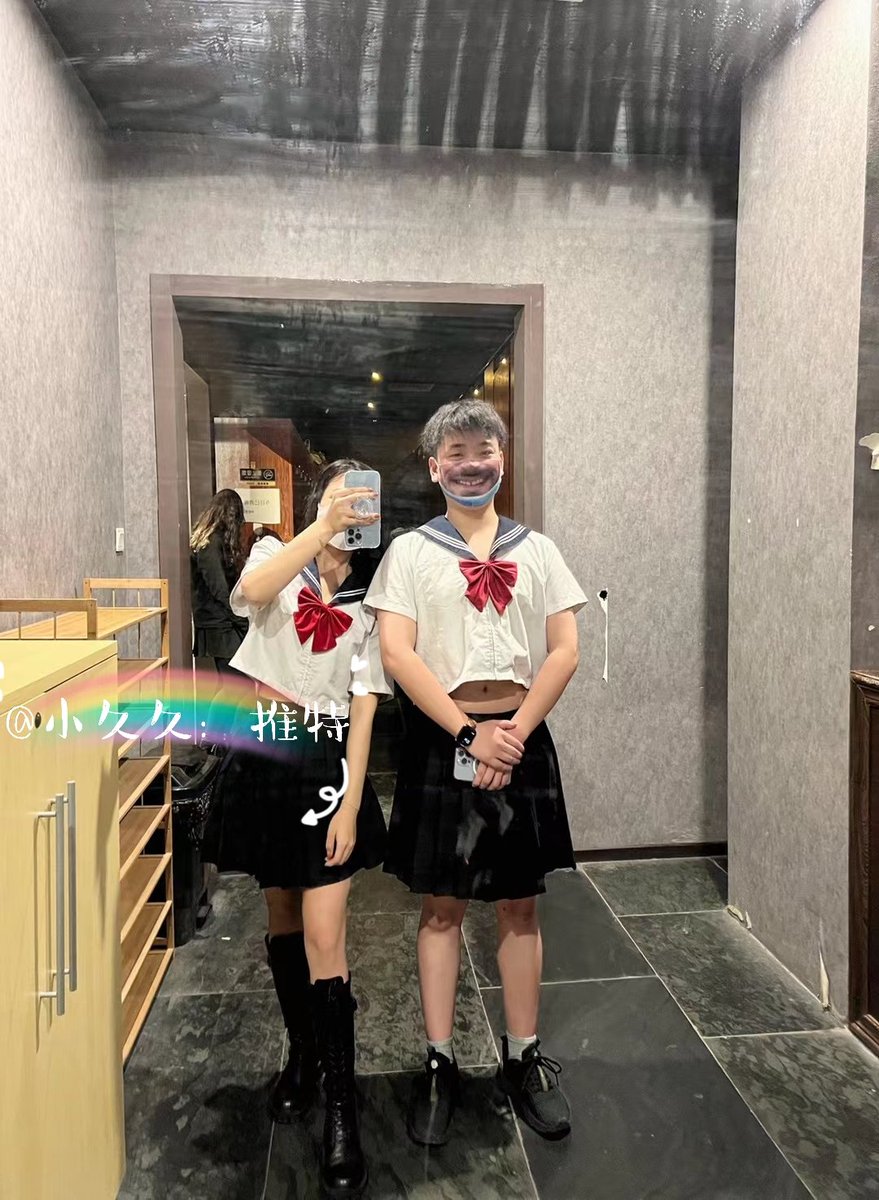 今晚水手服主题🤭，请忽略旁边的骚男 https://t.co/4RmxmdM9Gr