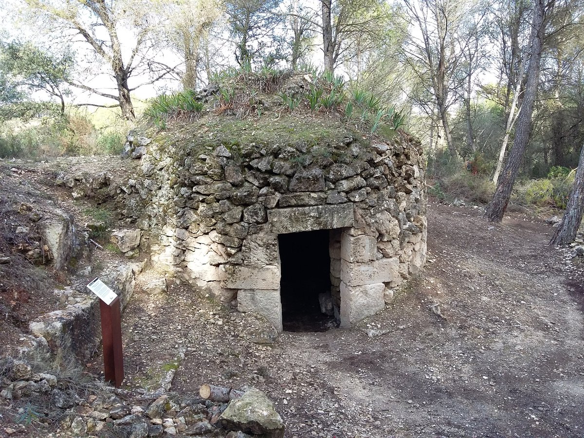 I acabem la ruta a la Barraca de la Muntanyeta. Vet aquí una molt bona excursió la que hem compartit. Moltes gràcies amics de la #pedraseca del <a href="/CEP_Penedes/">Centre Exc Penedès</a> per la feinada restaurant barraques i camins. Volem repetir ja! #SetmanadelaPedraSeca #TotaPedraFaParet