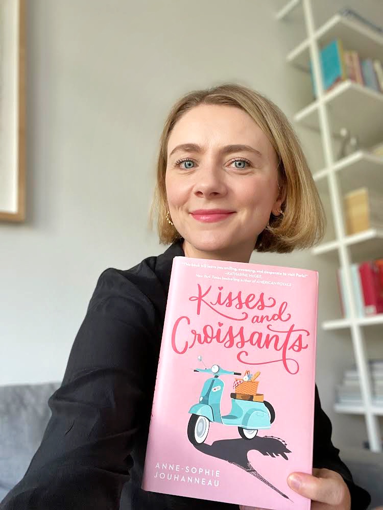 📚🖋 🇫🇷 🇺🇸  Anne-Sophie Jouhanneau makes us dream of Paris in her novel Kisses and Croissants, a bilingual French author based in New York City. She has published 18 books of young adult fiction and nonfiction translated into 10 languages and her latest. 
frenchquartermag.com/index.php/2021…