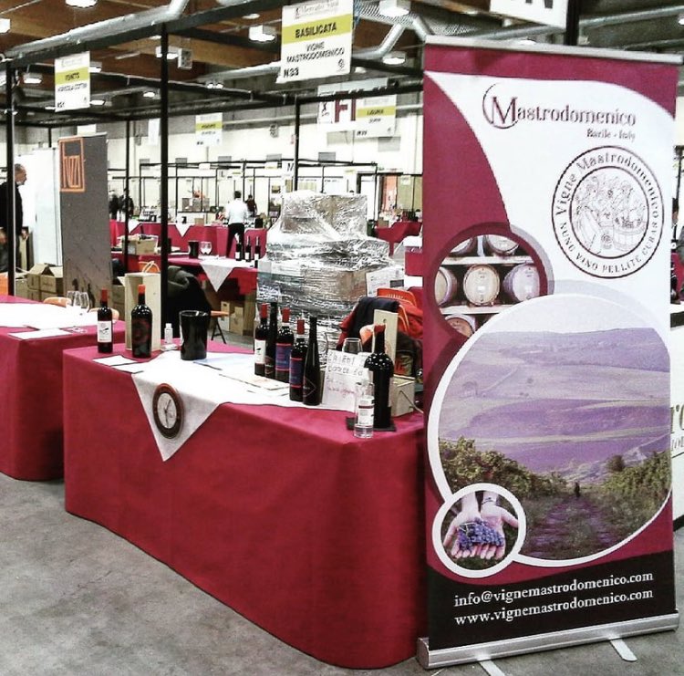 pietrodommarco's tweet photo. Se passate per Piacenza e amate il #vino una sosta al #MercatoDeiVini @VignaioliFIVI è d’obbligo.
Vi sorprenderà una #Basilicata autentica e sincera – quella di @VMastrodomenico – e scoprirete come, con passione, la terra diventa vino. (Pad2-FilaN-Stand33)
https://t.co/mttHgMu0WA https://t.co/4aRdVCZQIC