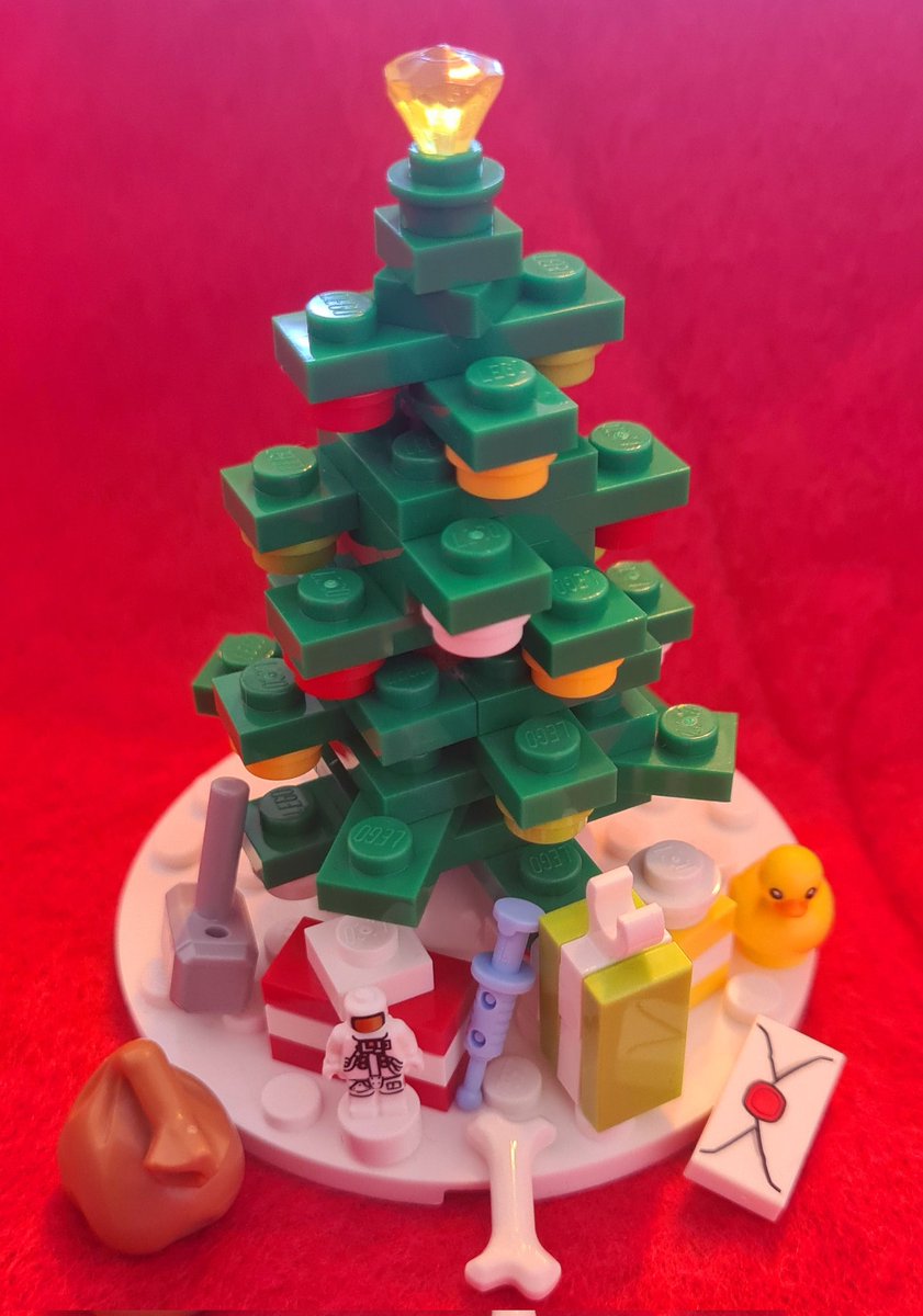 SvenHilbrants's tweet image. Ik ben en de hele ochtend bezig geweest maar de kerstboom staat eindelijk! #Blockdown #LEGO @LEGO_Group