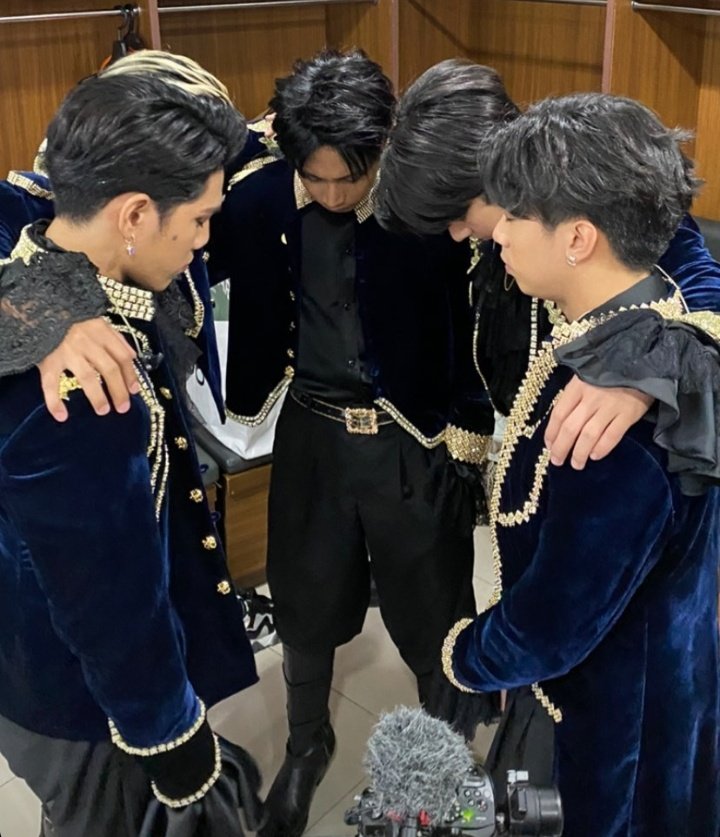 JohnnyThorFish's tweet photo. (1/2) I never imagined myself supporting a Pinoy group especially a boy group until SB19 came. Aside from their music and versatility as an artist, na-hook talaga ako sa values, stories, and passion nila. 

SLMT SB19xATIN
@SB19Official #SB19
#SB19YouAreEnough https://t.co/bEcVGQ2TbE