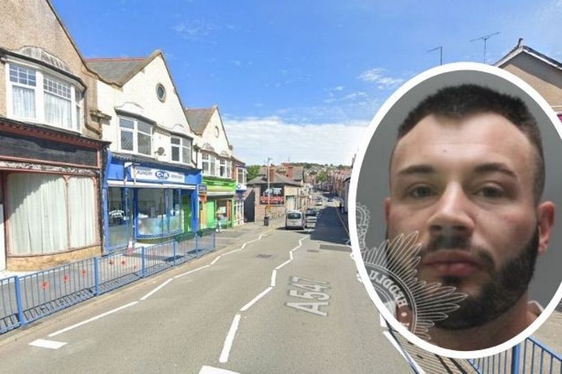 MrsColwynBay's tweet photo. Colwyn Bay ....Gang of thugs piled on to the man in a brutal street brawl, shocking but is there more to this story? from https://t.co/FjSeMGlDZK #colwynbay #crimewatch @NWPolice https://t.co/9DvoqLIU1q