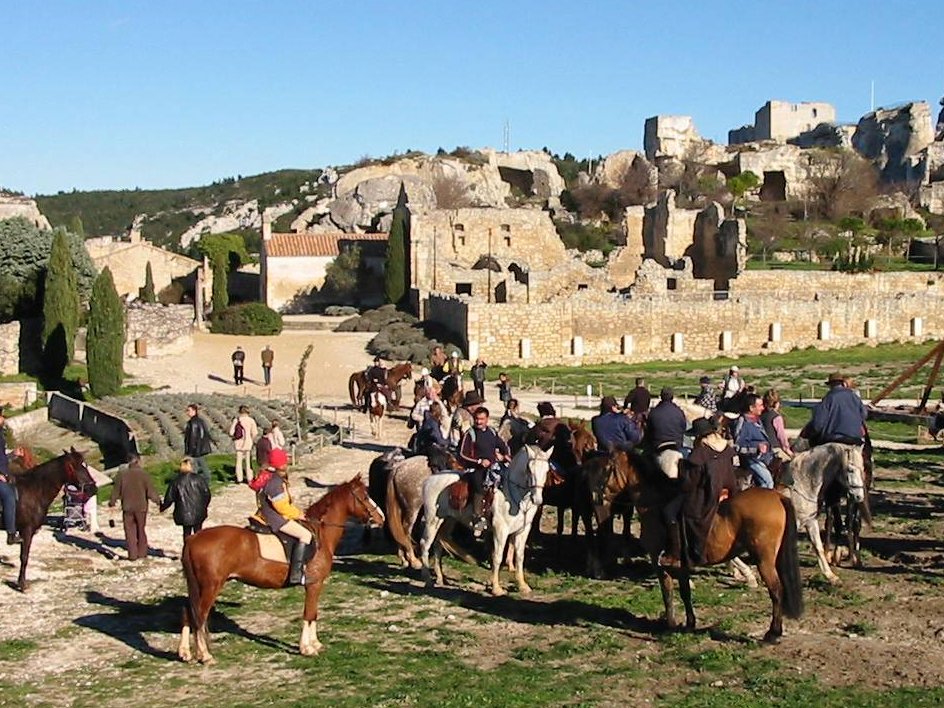 Animation : suivez le rassemblement et la montée des cavaliers et attelages à travers les ruelles du village.🐎

Une fois sur l’Esplanade du Château des Baux, la bénédiction équestre sera donnée. 🐎
👉 Le 5 décembre à 11 h, Esplanade du Château