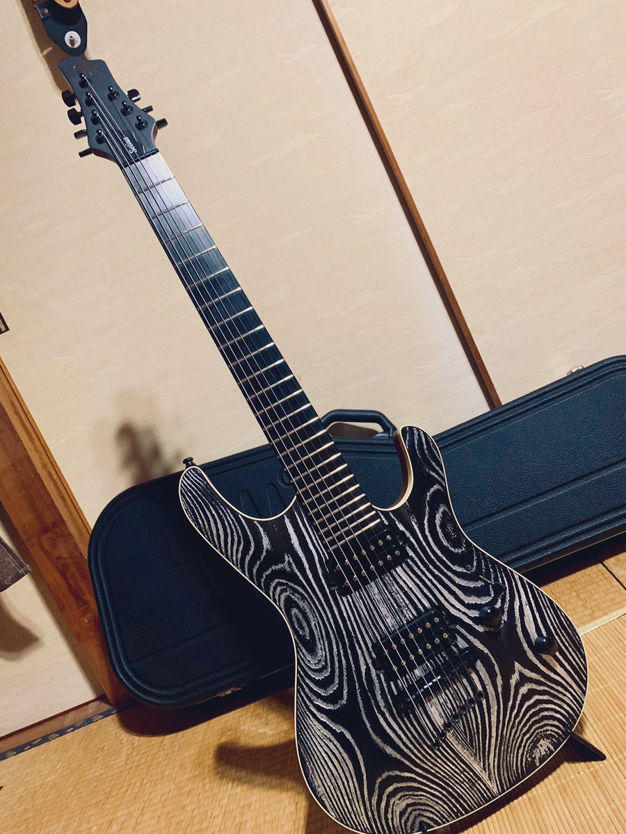 daikun78311's tweet photo. 弦交換&amp;クリーニング終了。

腰痛いけど満足( ´∀｀)
エンブレムも悪趣味に輝いておるわ。

追伸:
少しだけ弦のゲージ太くしました。
〜母より〜

#setius #elixir https://t.co/tNQMizea7X