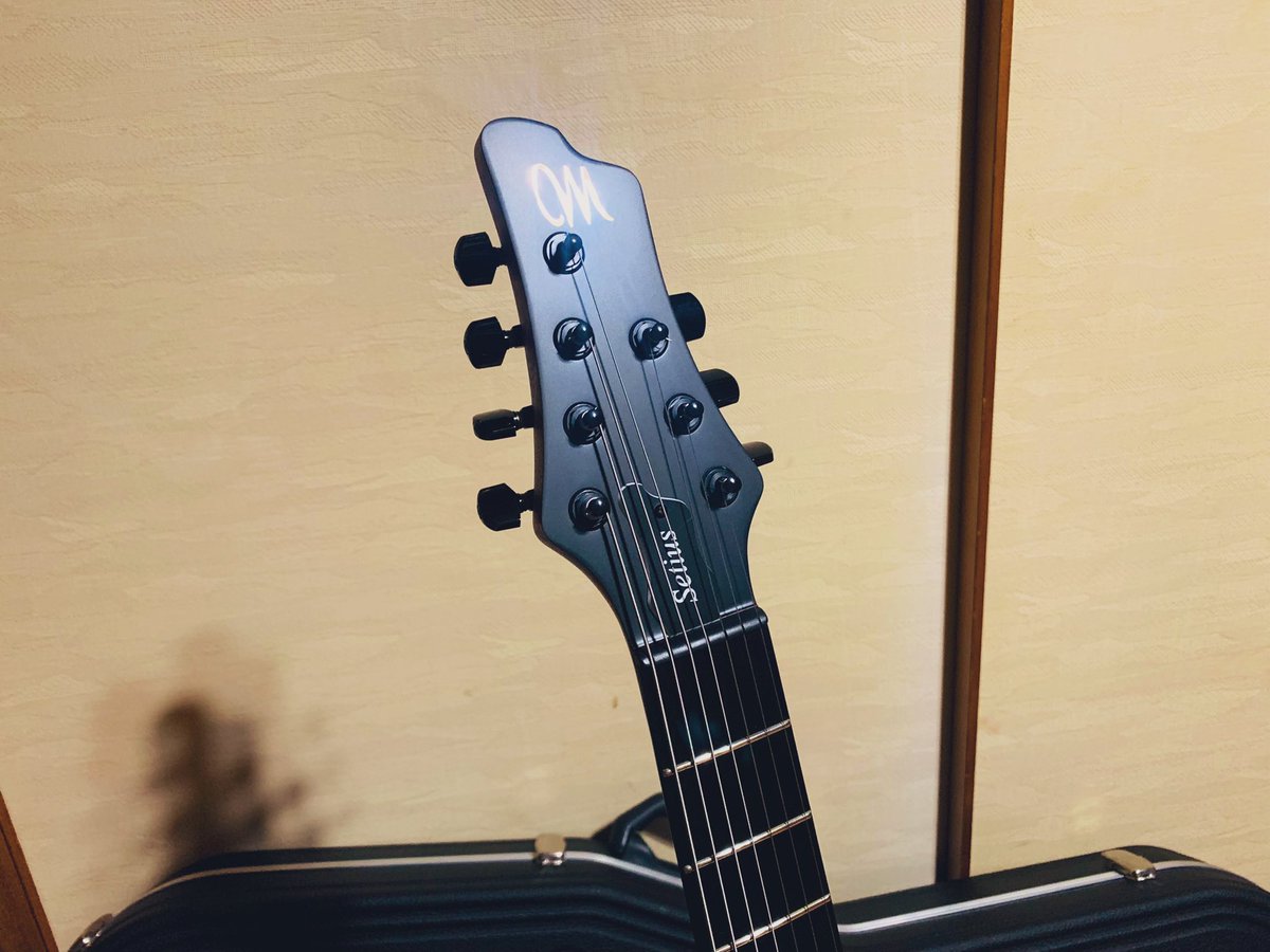 daikun78311's tweet photo. 弦交換&amp;クリーニング終了。

腰痛いけど満足( ´∀｀)
エンブレムも悪趣味に輝いておるわ。

追伸:
少しだけ弦のゲージ太くしました。
〜母より〜

#setius #elixir https://t.co/tNQMizea7X