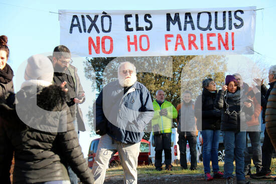 ACNcatcentral's tweet photo. Els ecologistes denuncien que #ICL "blanqueja el delicte ecològic" del #Cogulló enlloc de treure el runam salí. Han fet una protesta coincidint amb la cursa dels Maquis, en la que centenars de corredors han pujat dalt del runam #ProuSal #Iberpotash https://t.co/DBz3uNhvIH https://t.co/qMmzj9IEk7