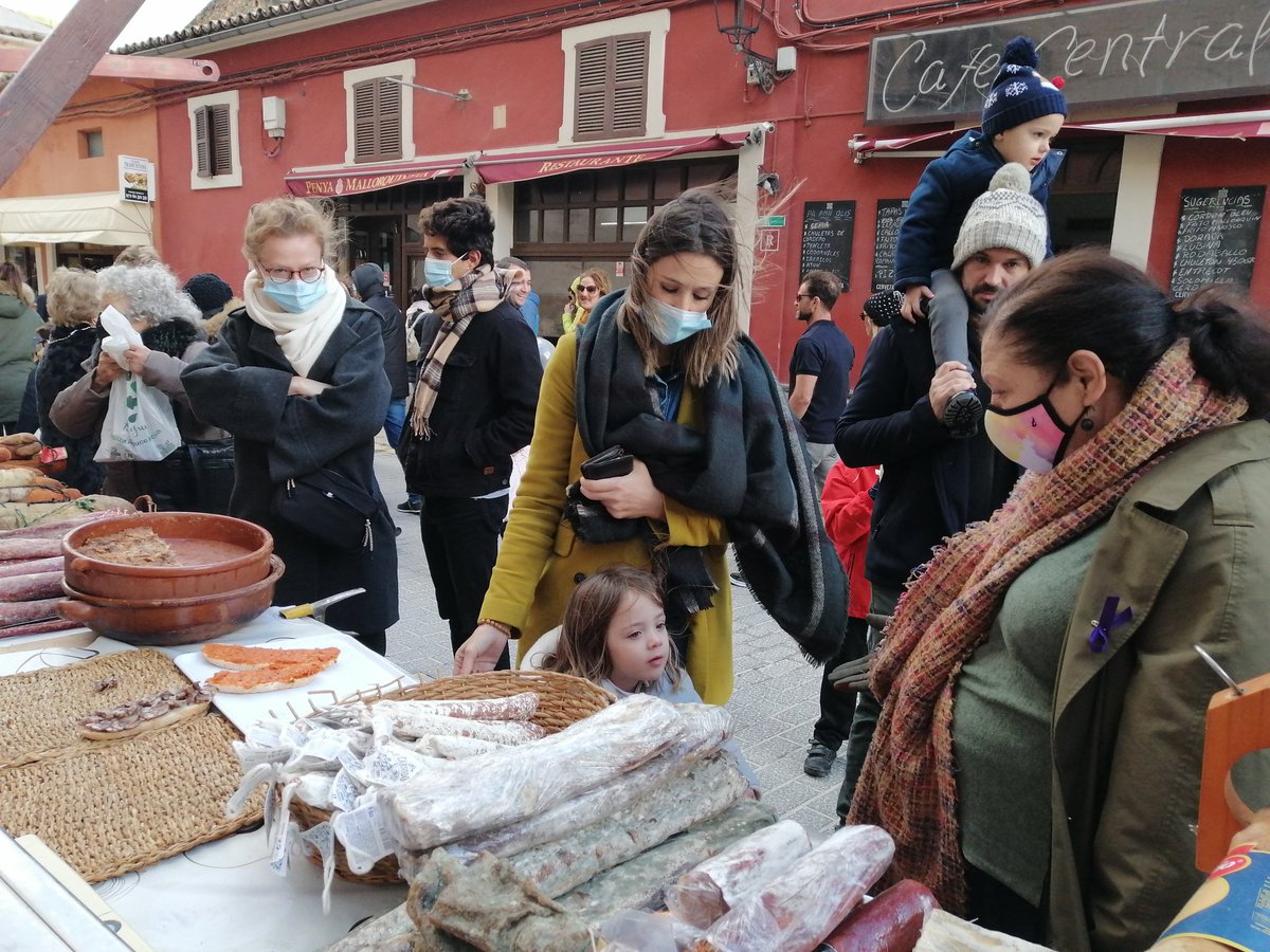 AgriculturaGOIB's tweet photo. La consellera Mae de la Concha ha assistit avui a la #Firademuntanya 2021 de Bunyola, tot una expressió de la cultura i gastronomia d'aquest poble. Desitgem bona fira a tothom! https://t.co/Cmq6pQEI2y