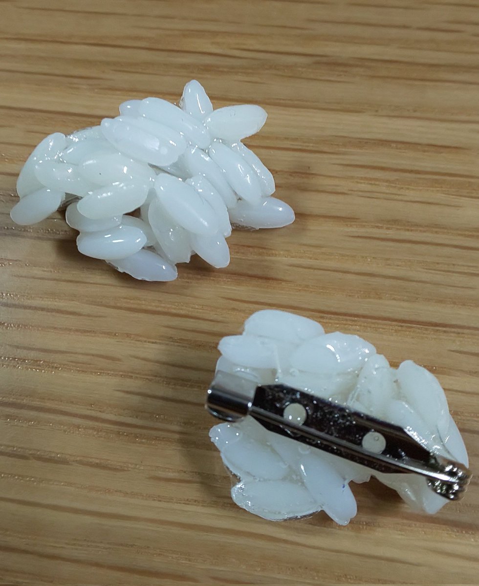 袖口や襟につけて ご飯粒付いてるよ って言われる用の米粒ブローチ作った 結構大胆についてるなァ Togetter