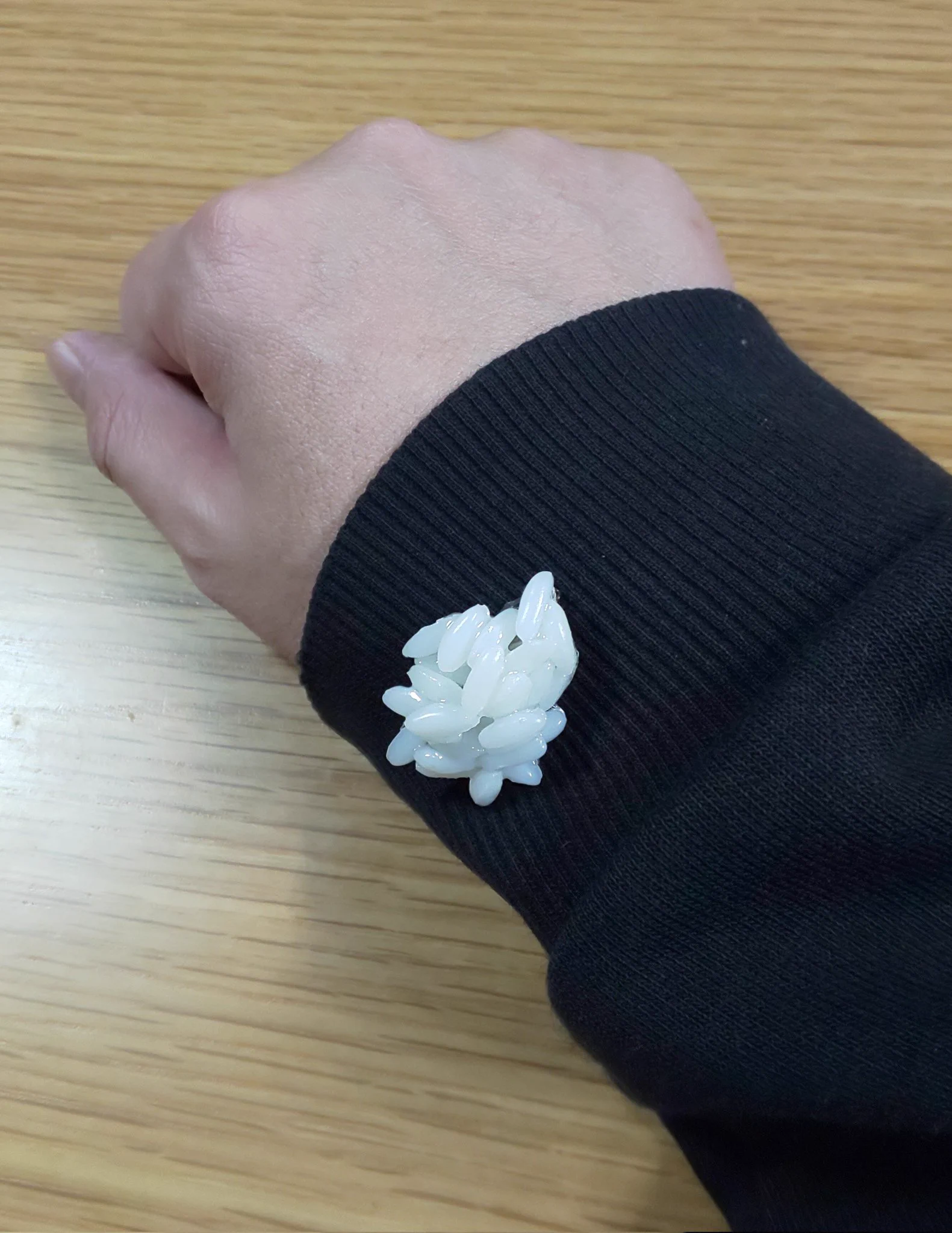 周りから「ご飯粒付いてるよ」と言われる？米粒ブローチがこれwww