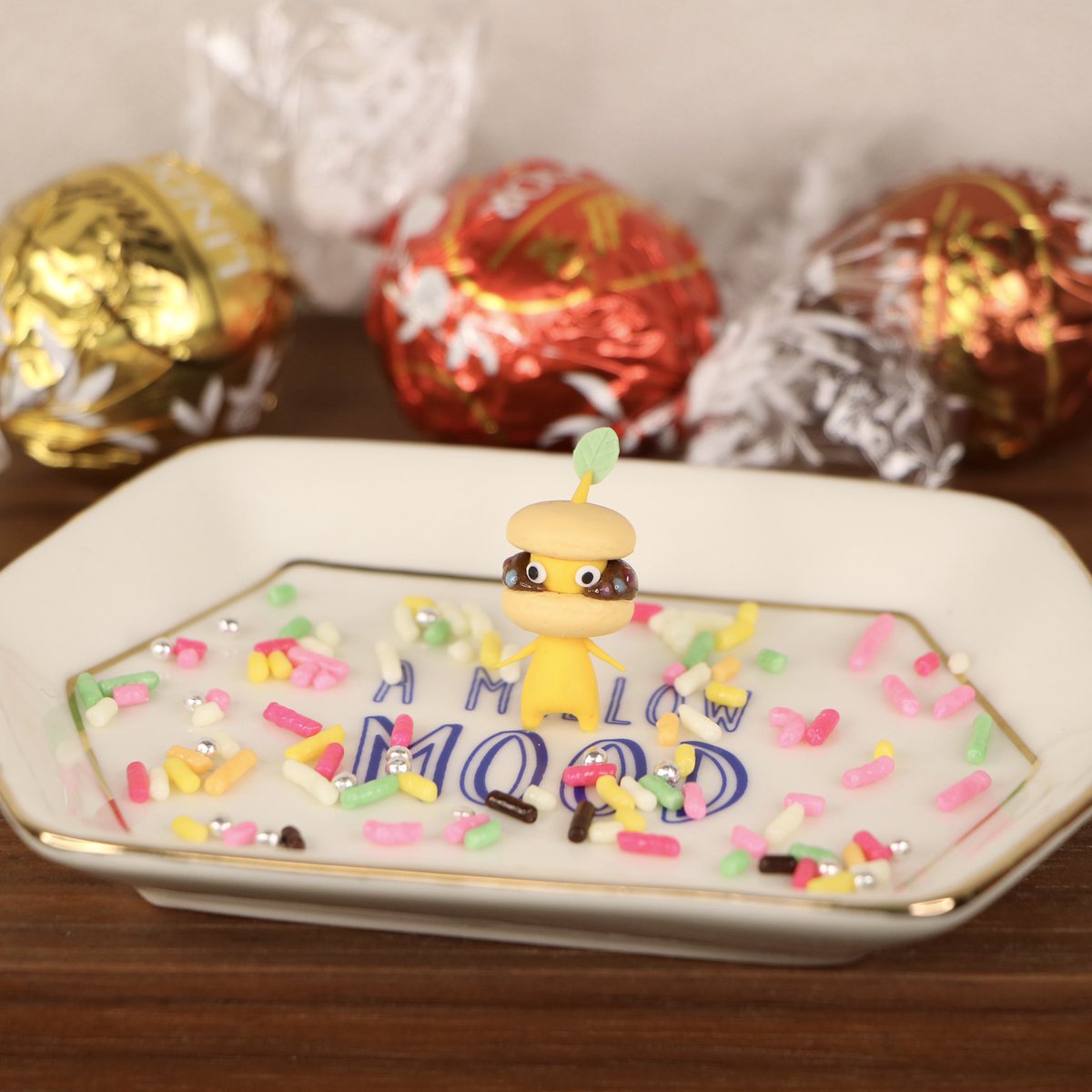 hakobune_mini's tweet photo. 🎁デコピクミンシリーズ⑥
▷「マカロン」

お菓子の中に混ざってるつもりの黄ピクミンをつくりました
 
 #ピクミンブルーム
 #デコピクミン
 #ミニチュア
 #樹脂粘土 https://t.co/HA2oDBQ79a