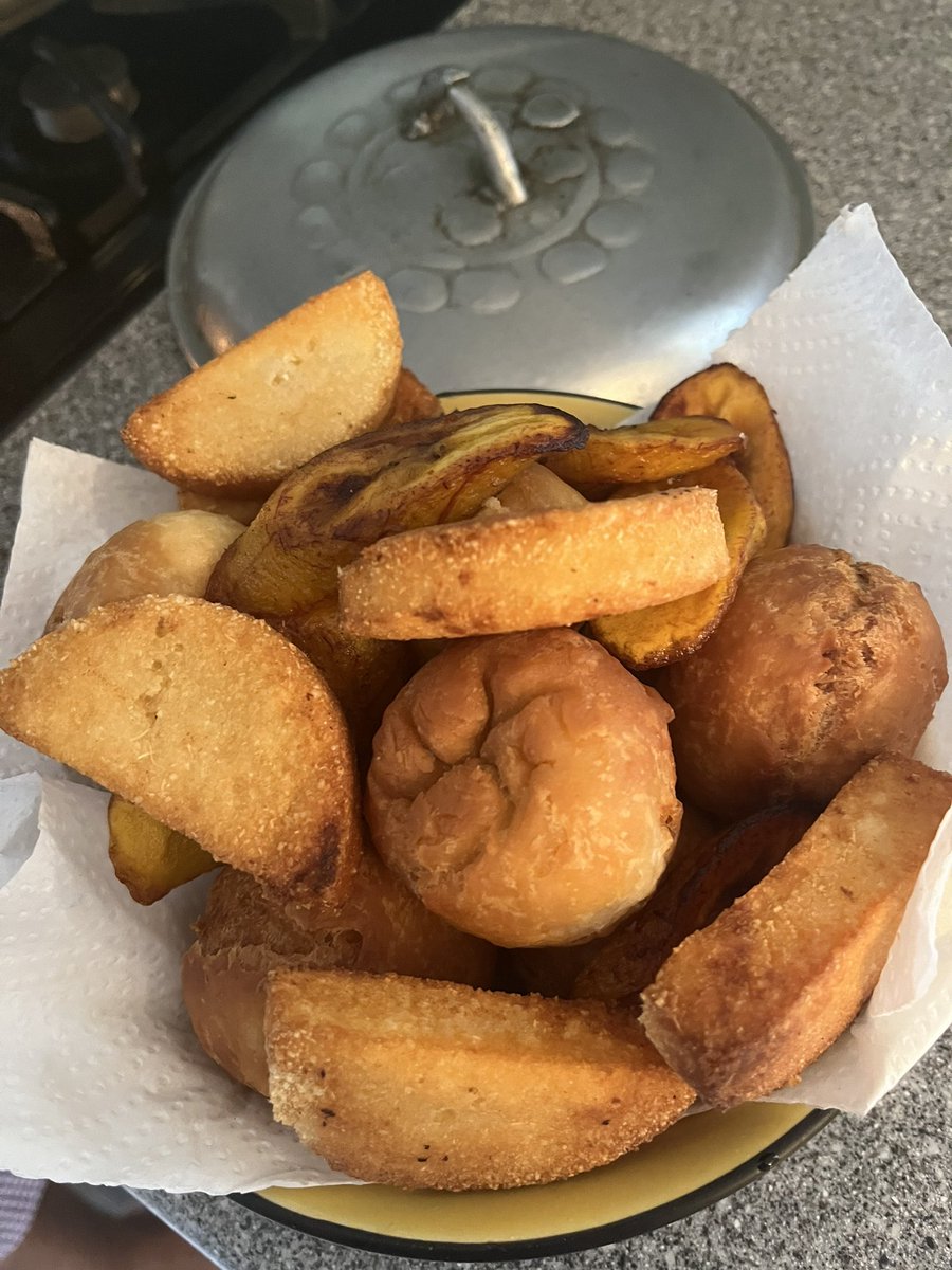 marciaforbes's tweet photo. Real #Jamaican #Dutchpot never looks freshly scrubbed but the food prepared in it OMG!!!
#AckeeAndSaltfish #JohnnyCake aka, #FriedDumpling #FriedBammy Jamaican #Sunday #Breakfast #Food https://t.co/MfuPOr3Tkz