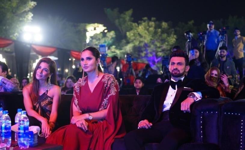 PDC747's tweet photo. Ayesha Omar, Sania Mirza and Shoaib Malik Spotted at the fragrance launch of Smash SaniaMirza and AllRounder ShoaibMalik By J.
#JdotLoveIsInTheAir #SmashSaniaMirza #AllRounderShoaibMalik #TakellPR #Loveisintheair #Happeningnow #JdotFragrances https://t.co/Vb255zoOrw
