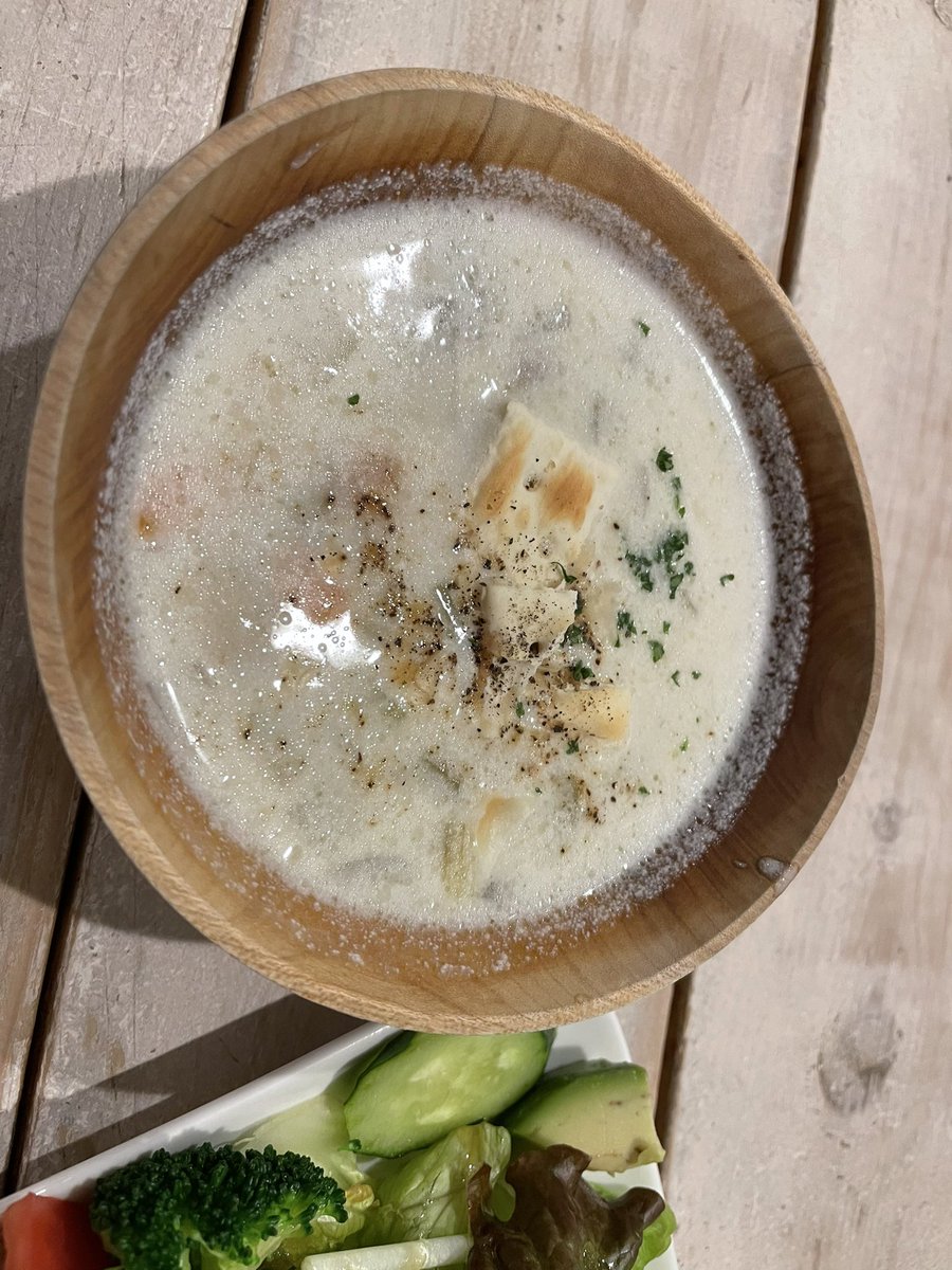 b3onys's tweet photo. 良い景色と食事。1週間分の野菜は食べたな https://t.co/KPITzWYLL3