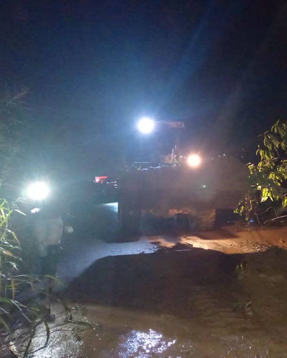 ¡Buenos días!

Gracias al apoyo del @mpptmerida hemos realizado durante la madrugada la limpieza de los derrumbes ocurridos por las lluvias en la T007 que afectaron los sectores La Victoria, Quebrada el Barro, el Diamante y el Sapote.