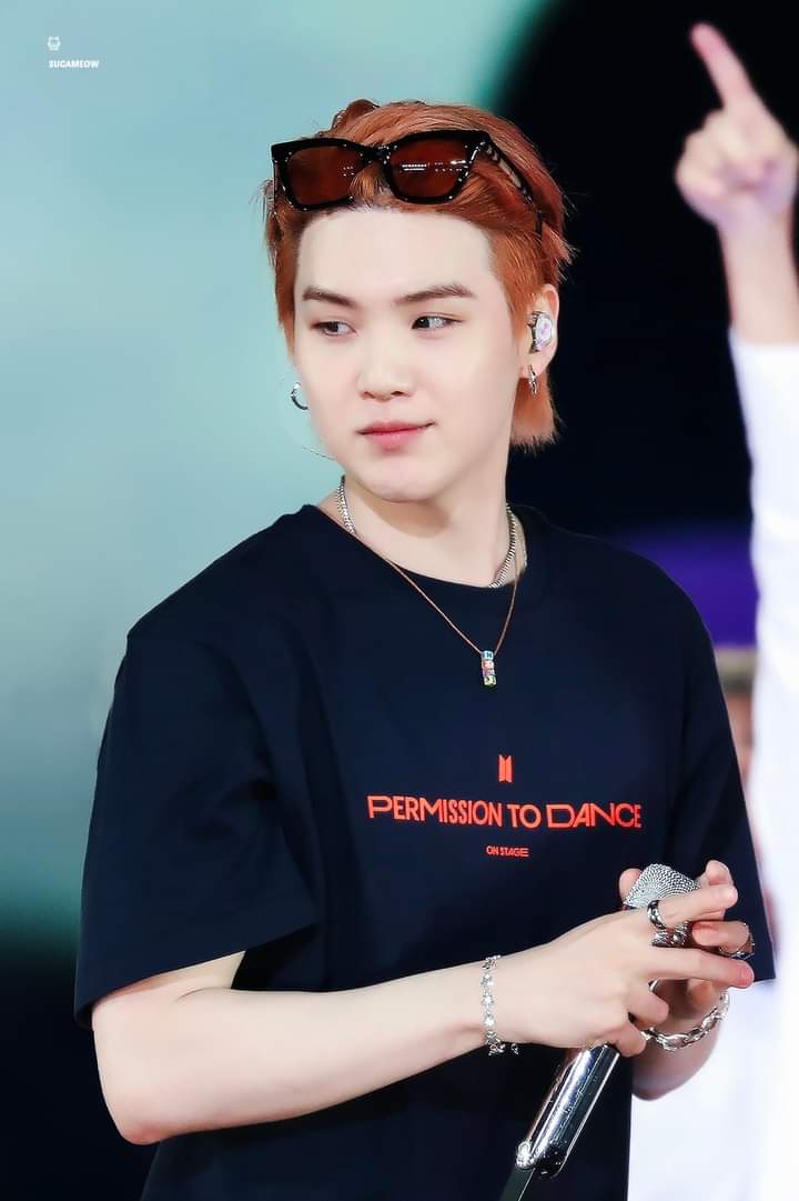 MinhAn248's tweet photo. Anh ấy đang làm thổn thức trái tim tôi. 🥺💜
@BTS_twt #SUGA https://t.co/4WInWyUsJZ