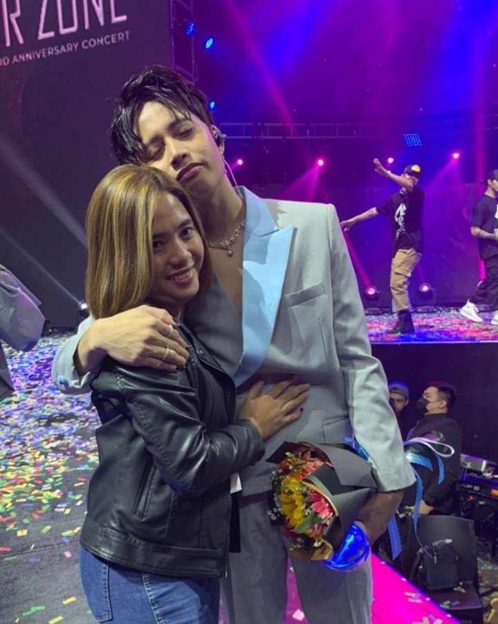 urlovekeun's tweet photo. naalala nyo nung in-ig story ni ken yung old picture nya kasama yung ate nya? now look, may new picture na ulit sya with his ate :( the glow up 

SLMT SB19xATIN
@SB19Official #SB19
#SB19YouAreEnough https://t.co/YtqXZ43lCC