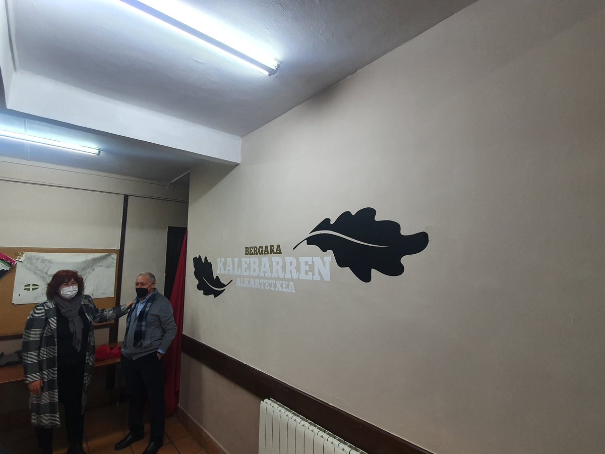 EA_Bergara's tweet photo. Gaur #kalebarren #alkartetxea berrireki dugu, ilusioz eta indarrez proiektu berri bat martxan jarriaz.

Mila esker gerturatu zareten afiliatu,  gonbidatu eta herritarrei. https://t.co/0OzJ5ekvaD