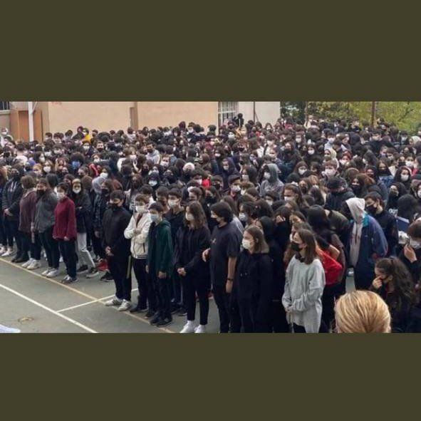 ArdaDnz3's tweet photo. Online şart 
#MebYökKurtuluşUzaktanEğitim https://t.co/JBO1cPm4IZ