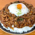 半熟卵との相性が抜群!「世界一カンタンなレンジキーマカレー」の作り方がこちら!