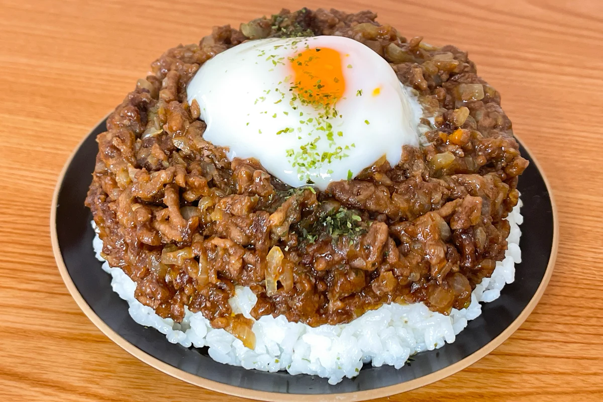 半熟卵との相性が抜群！「世界一カンタンなレンジキーマカレー」の作り方がこちら！