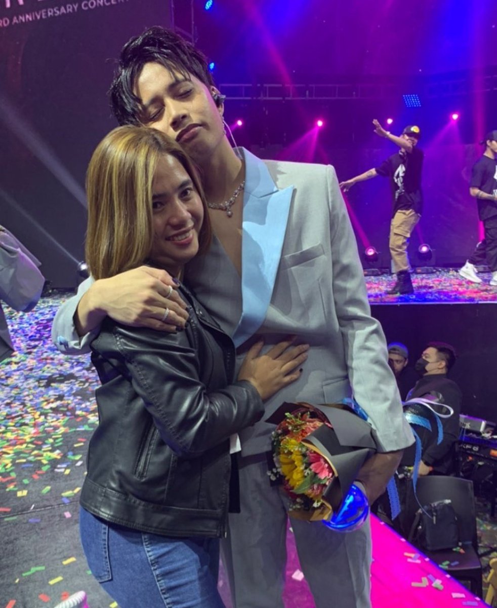 fjwstvn's tweet photo. Eventhough he's longing for this family, nung nakita niya yung parents nung apat he just smiled and clapped his hands. He's not expecting na finally after three years merong part ng fam niya na pumunta sa event niya at ng group. You're not alone this time, @keun16308352! https://t.co/gGlF0wDStc