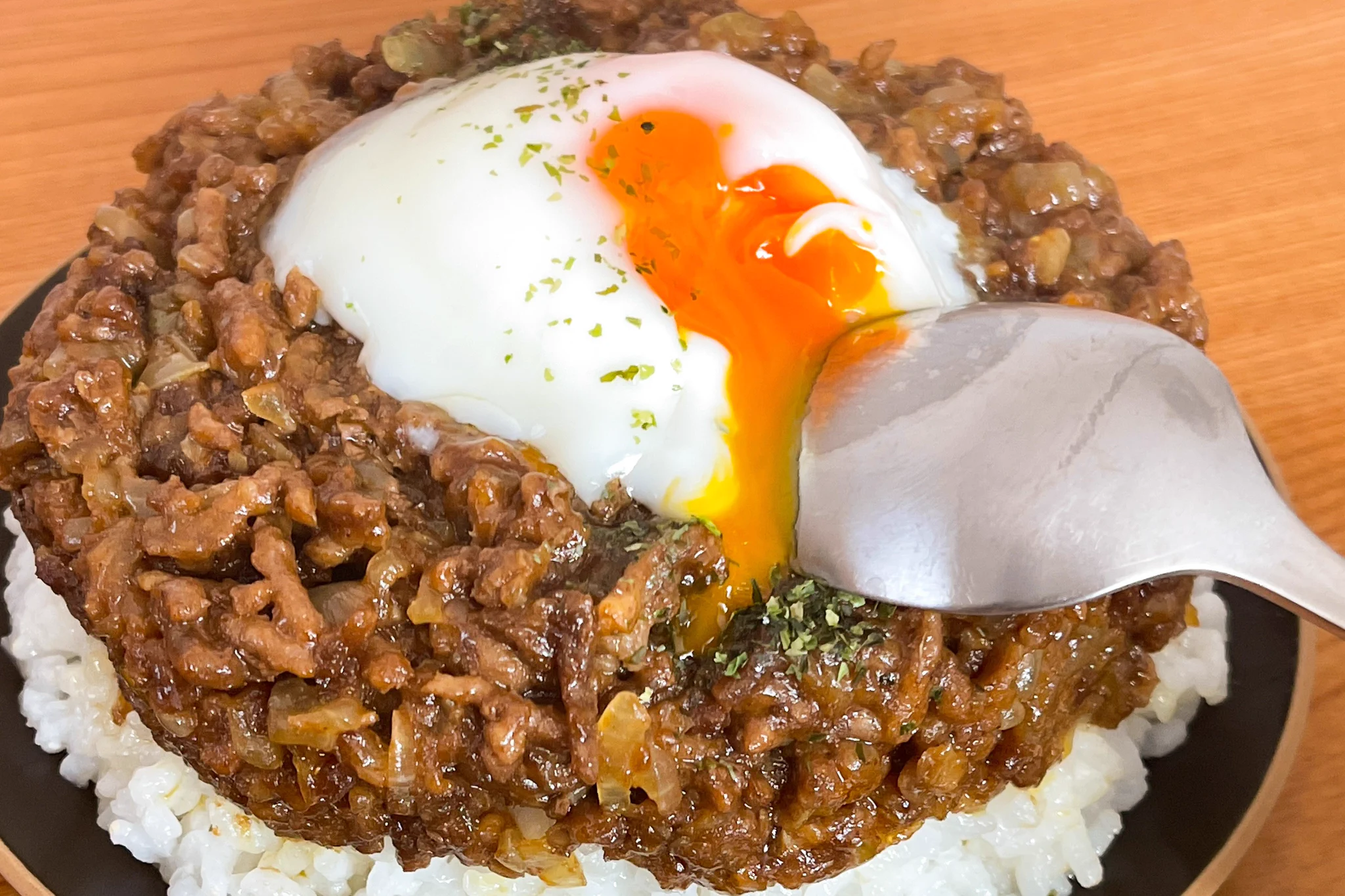 半熟卵との相性が抜群！「世界一カンタンなレンジキーマカレー」の作り方がこちら！