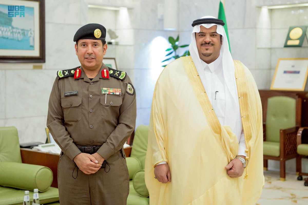 SPAregions's tweet photo. سمو أمير الرياض بالنيابة يقلد مساعد مدير الشرطة للأمن الوقائي رتبته الجديدة.
https://t.co/Q7oJXij5sB
#واس_عام https://t.co/waa9bjjzqS