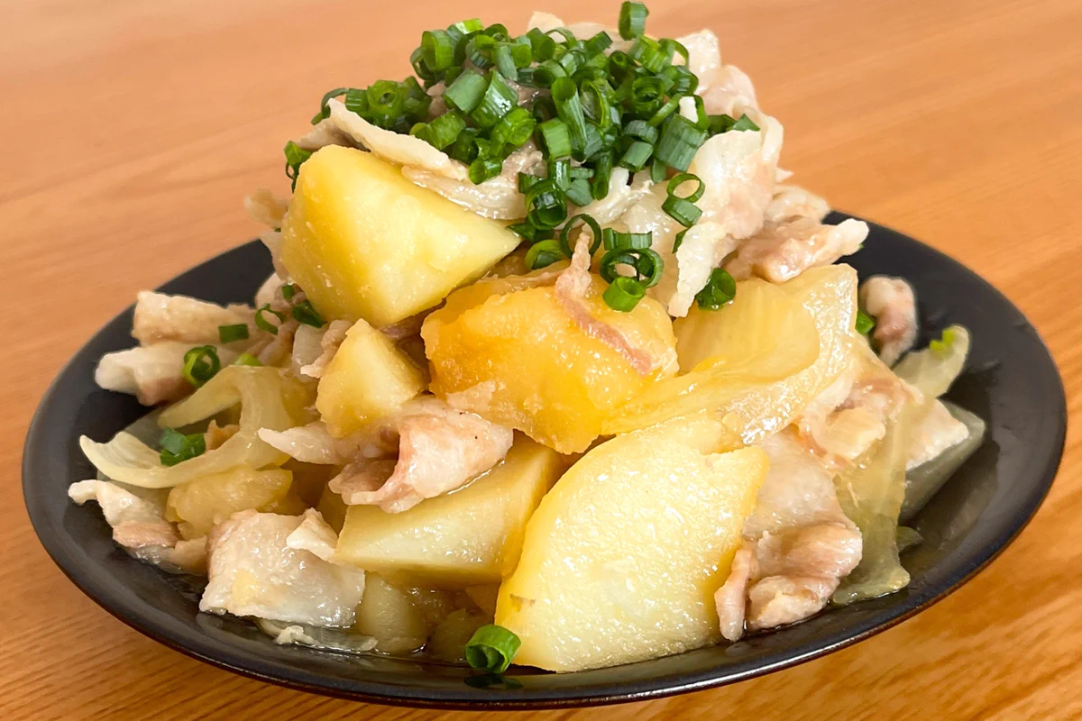 必要な材料が少なくて、しかも電子レンジで作れちゃう！びっくりするくらいお手軽な「肉じゃが」レシピ！