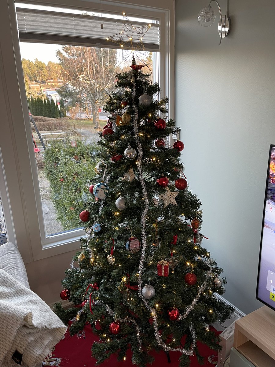 SuperGeir's tweet photo. Ok, vi har pynta litt. #juletre #julepynt #advent https://t.co/4kjaVhPM3Z