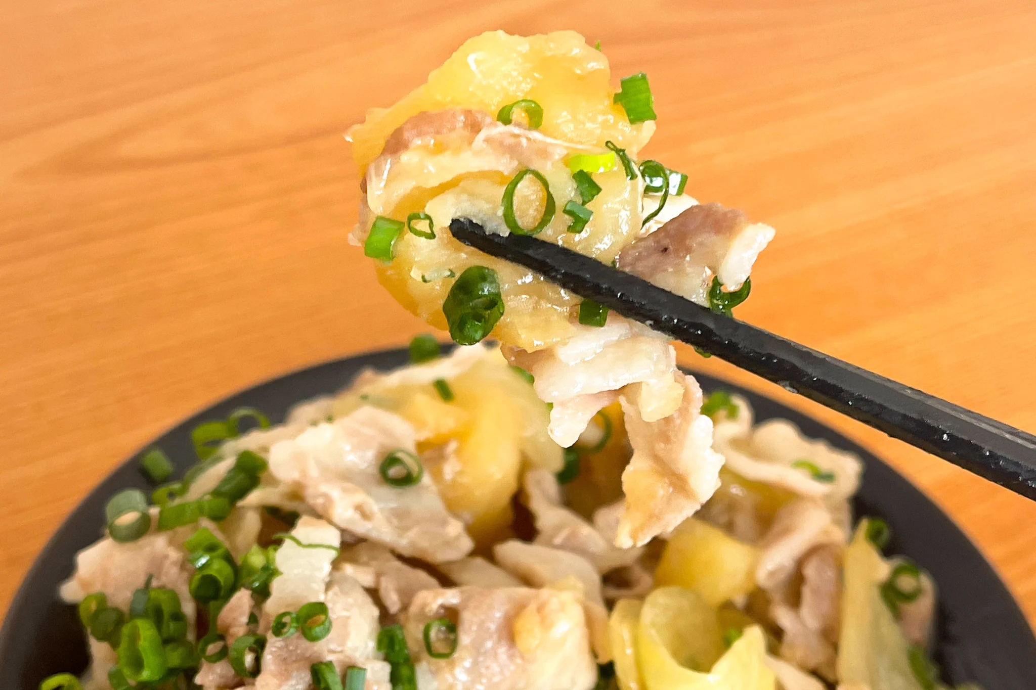 必要な材料が少なくて、しかも電子レンジで作れちゃう！びっくりするくらいお手軽な「肉じゃが」レシピ！