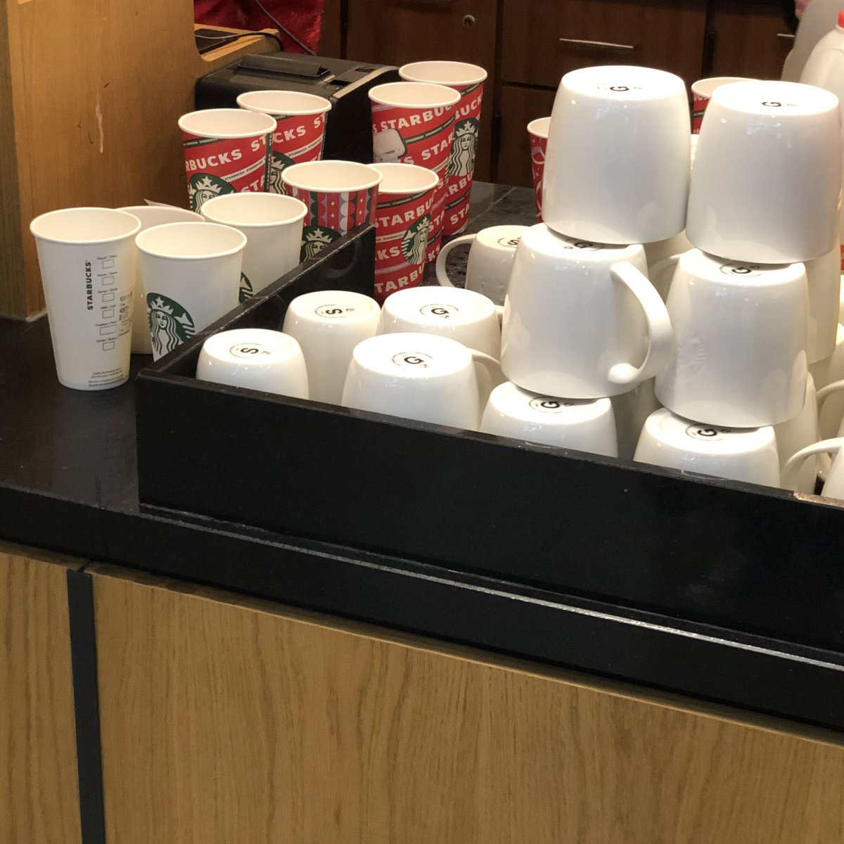 MatthewSTrotter's tweet photo. @StarbucksUK 12 queued cups for 10 customers and counting… ⏰☕️🕰 https://t.co/l10Q5WiHrk