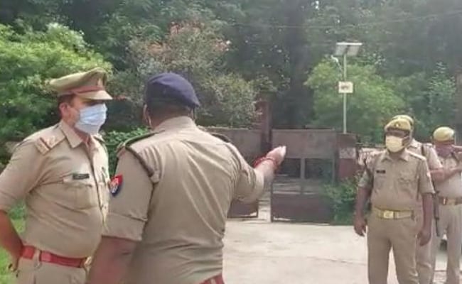 ndtvfeed's tweet photo. 2 Cops Suspended Over Killing Of Dalit Family In UP https://t.co/o0Pm3mCaPL https://t.co/zEQmmq8AkV