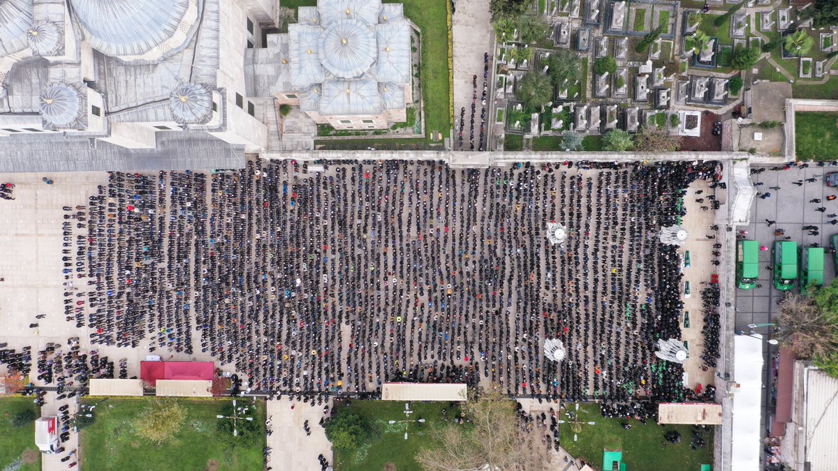 Fatih Camii'nde bugün, binlerce kişi haykırdı:
"İyi bilirdik, helal olsun!"

“Hiç şüphesiz onlar Rablerine iman etmiş genç yiğitlerdi.” Kehf suresi, 13
#İyilikYolunda4Genç