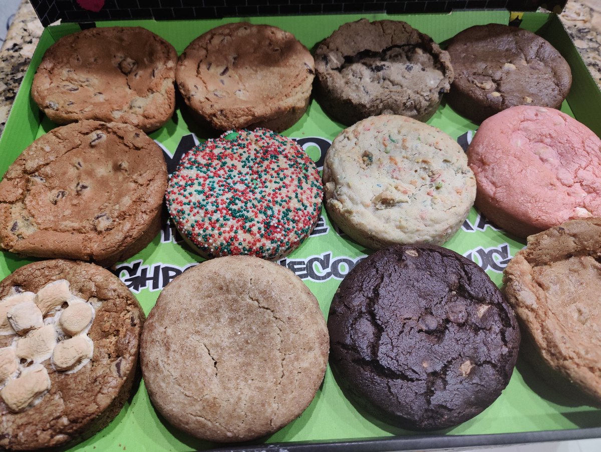 ShokoMama531's tweet photo. 見て下さい！😆この何とも不健康そうで魅力的なクッキーたちを！🍪😅
ダーリンの甘い物好きには参った…。家にあるとついつい食べてしまうから…、買ってこないで！😆😭一つ一つがかなりの大きさです。😓
#クッキー #スイーツおやじ #国際結婚 #アメリカ在住 #甘い物好き　#Cookie #TheCookiePlug https://t.co/C12TWio9sn