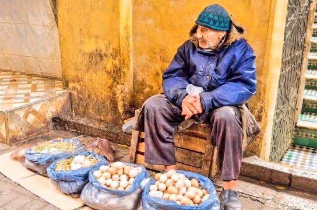 “Kıyıda köşede birşeyler satan insanlar gördüğünüzde alış veriş yapın. Çünkü onların ki ticaret değil, hayata tutunma çabasıdır.”