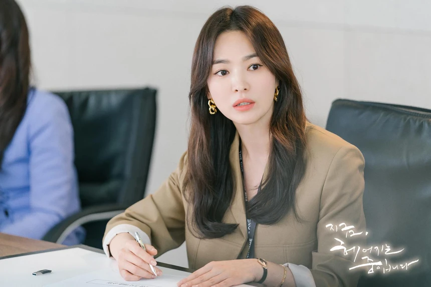 jvelez1125's tweet photo. Young cast beat Song Hye Kyo
"The Red Sleeve" has surpassed "Now, We Are Breaking Up" to rise to the top of the time slot in terms of ratings. The film is played by Lee Jun Ho and Lee Se Young. https://t.co/7vpzqhA9ez