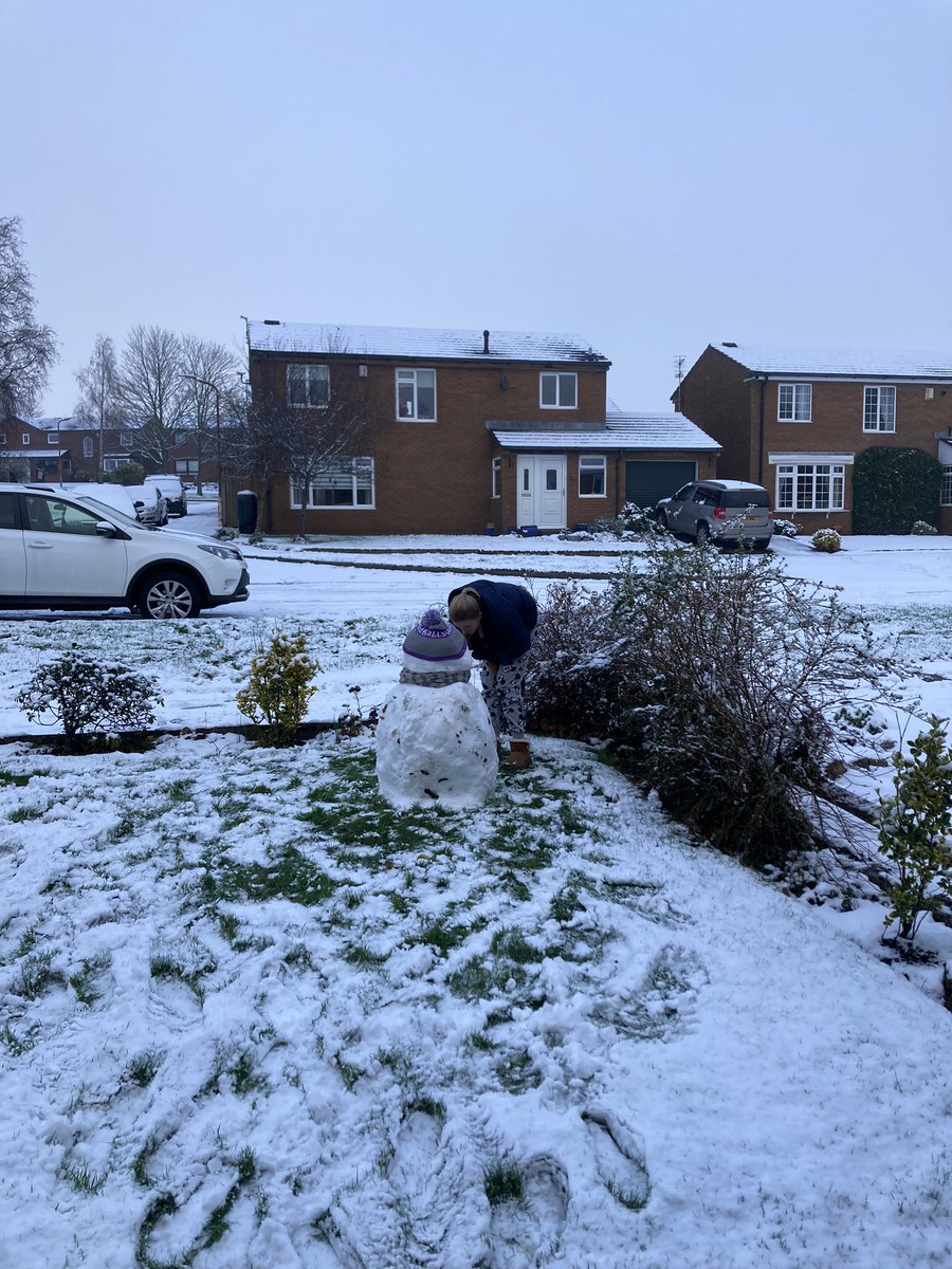 Teasy23's tweet photo. So after I completely battered Eleanor in a snowball fight it was time to create Gerald the snowman…..☃️❄️ #snowman ☺️ https://t.co/bAhcFor9qp