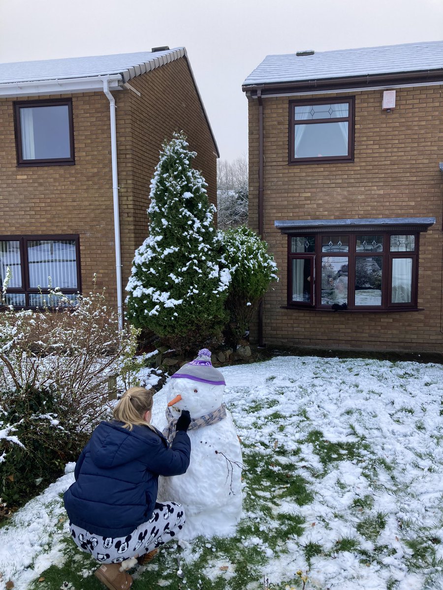 Teasy23's tweet photo. So after I completely battered Eleanor in a snowball fight it was time to create Gerald the snowman…..☃️❄️ #snowman ☺️ https://t.co/bAhcFor9qp