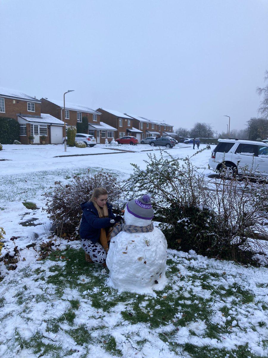 Teasy23's tweet photo. So after I completely battered Eleanor in a snowball fight it was time to create Gerald the snowman…..☃️❄️ #snowman ☺️ https://t.co/bAhcFor9qp