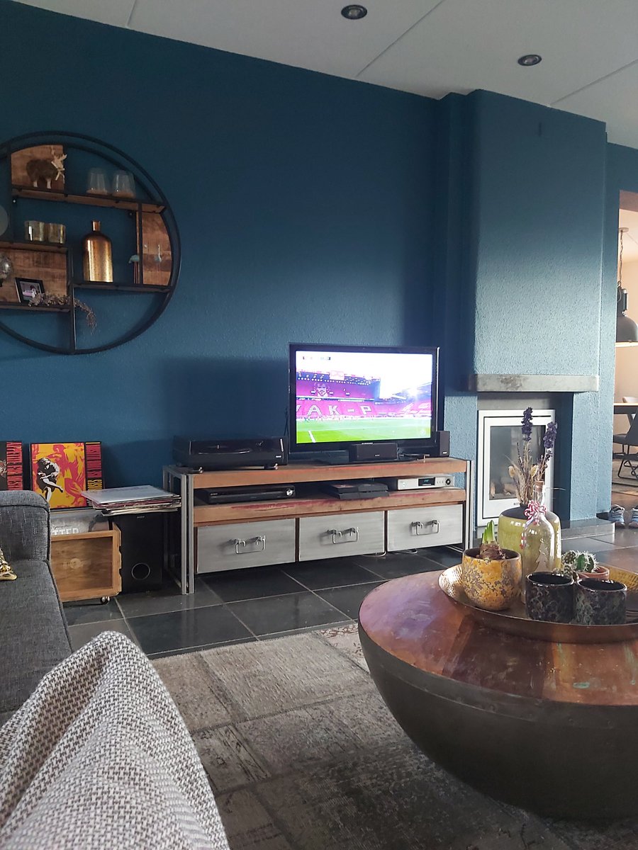 Op zich best comfortabel... met een glas rode wijn (RITC) op de bank... En toch zit ik liever in dat koude, tochtige stadion met een bierdouche in mijn nek. #COTE #YNWA #TweFey