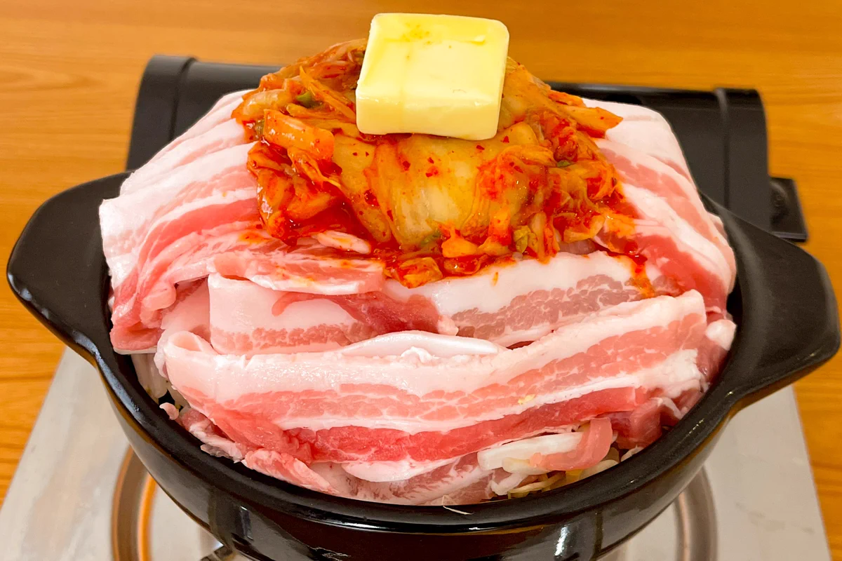 寒い今の時期にぴったりそう！バターやキムチ、豚肉などを使った鍋レシピ！