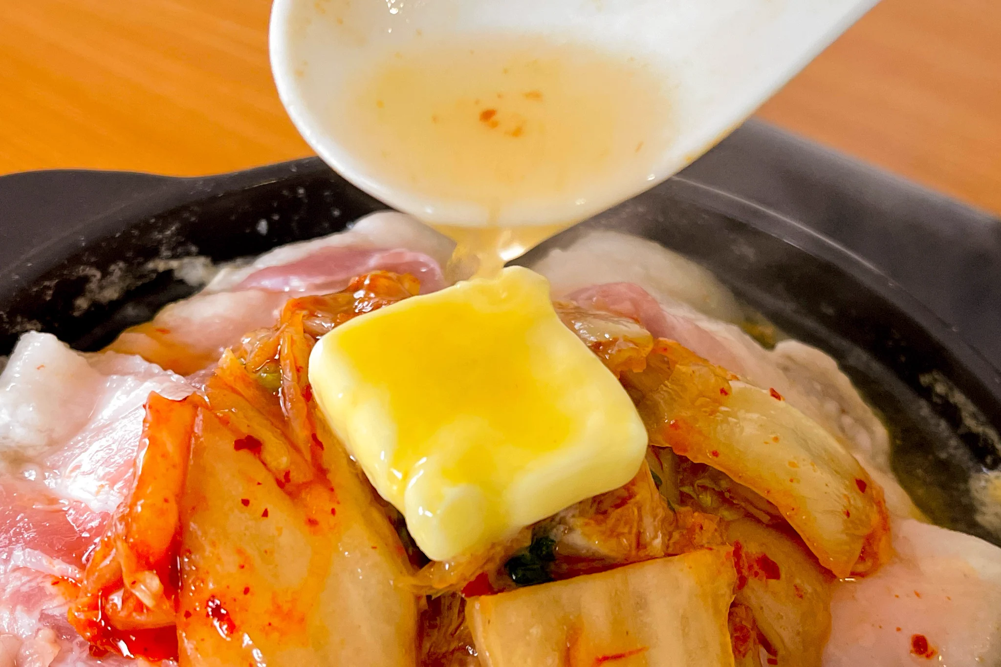 寒い今の時期にぴったりそう！バターやキムチ、豚肉などを使った鍋レシピ！