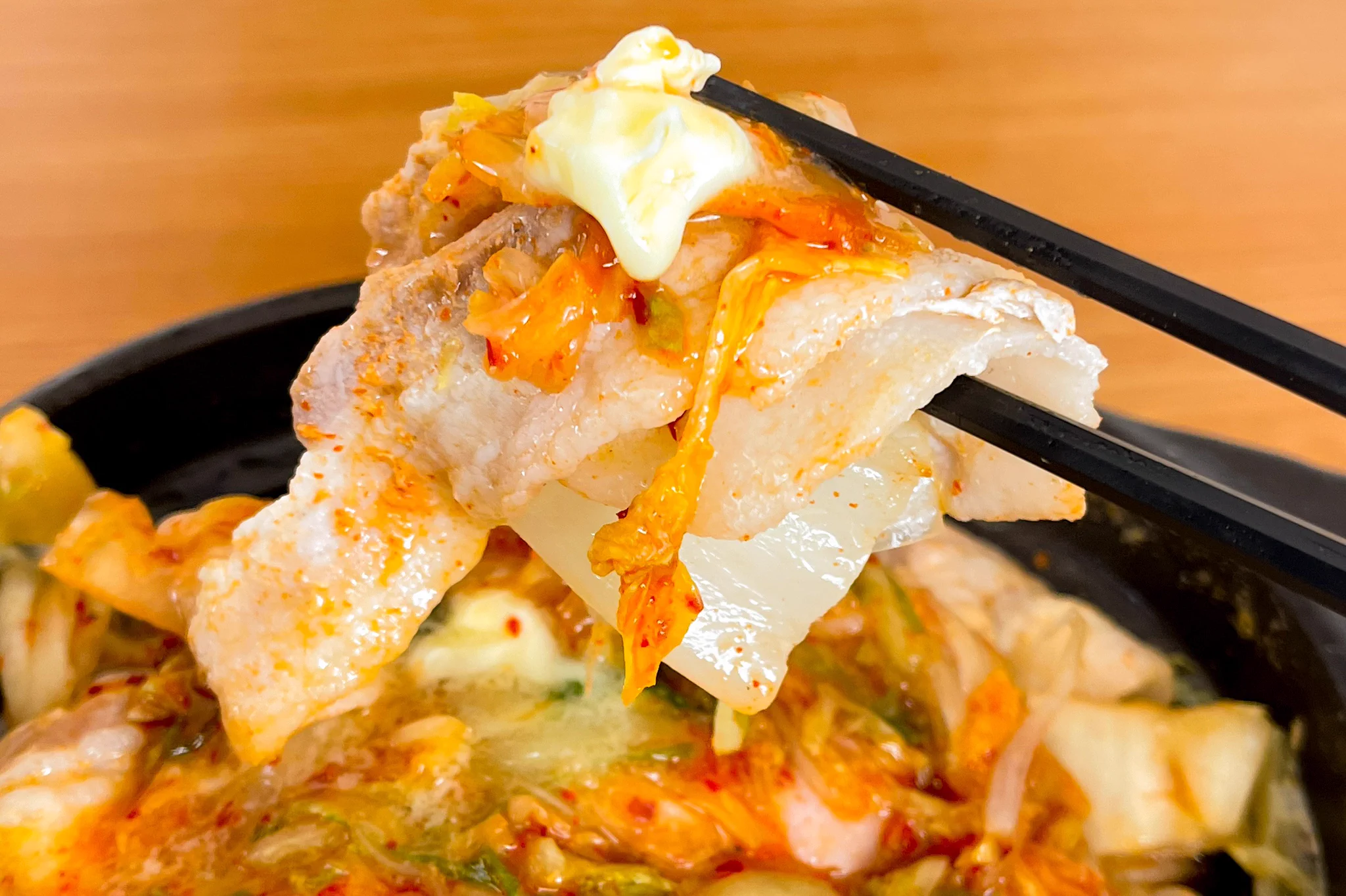 寒い今の時期にぴったりそう！バターやキムチ、豚肉などを使った鍋レシピ！