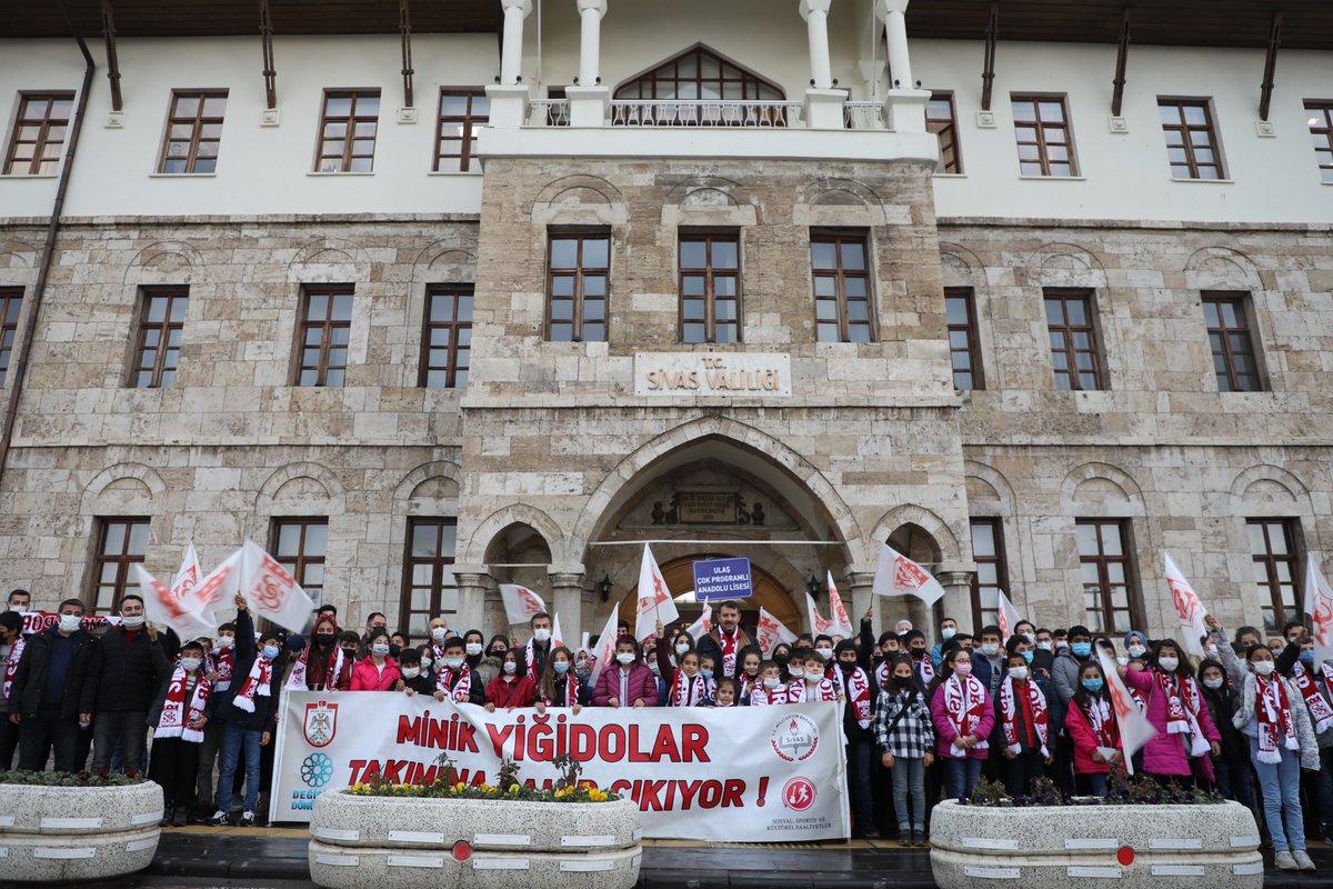 Türkiye'de örnek gösterilen bir çok şehirde uygulanmaya başlayan "Minik Yiğidolar Takımına Sahip Çıkıyor" projesi kaldığı yerden devam ediyor...

Valimiz Salih Ayhan, şehirlerinin takımı #Sivasspor'a destek olmak için köylerden ve ilçelerden gelen çocukları makamında ağırladı.