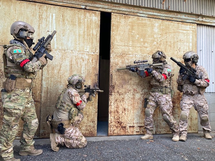 Cooper_daeg's tweet photo. 特殊部隊装備で楽しんできました♪
突入戦は事前の作戦会議から楽しい！
今回は少人数で、あまり接敵しないので緊張感がありますね。
たくさん撃って撃たれて笑って、めっちゃ楽しいサバゲーでした^ ^
あとCO2のSig M17楽しい〜
#CQBGhost
#サバゲー
#特殊部隊突入 https://t.co/X8zvAX9mZw