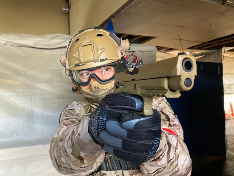 Cooper_daeg's tweet photo. 特殊部隊装備で楽しんできました♪
突入戦は事前の作戦会議から楽しい！
今回は少人数で、あまり接敵しないので緊張感がありますね。
たくさん撃って撃たれて笑って、めっちゃ楽しいサバゲーでした^ ^
あとCO2のSig M17楽しい〜
#CQBGhost
#サバゲー
#特殊部隊突入 https://t.co/X8zvAX9mZw