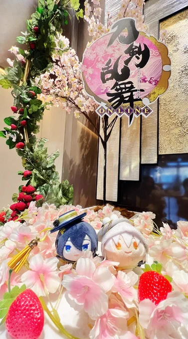 ヒルトンとうらぶコラボ撮影スポットは、そのまま撮ると推しグッズのおもちが小さくなるので(3枚目)、こんな感じで撮りました館内、至るところがクリスマスデコレーションでとても可愛かった 