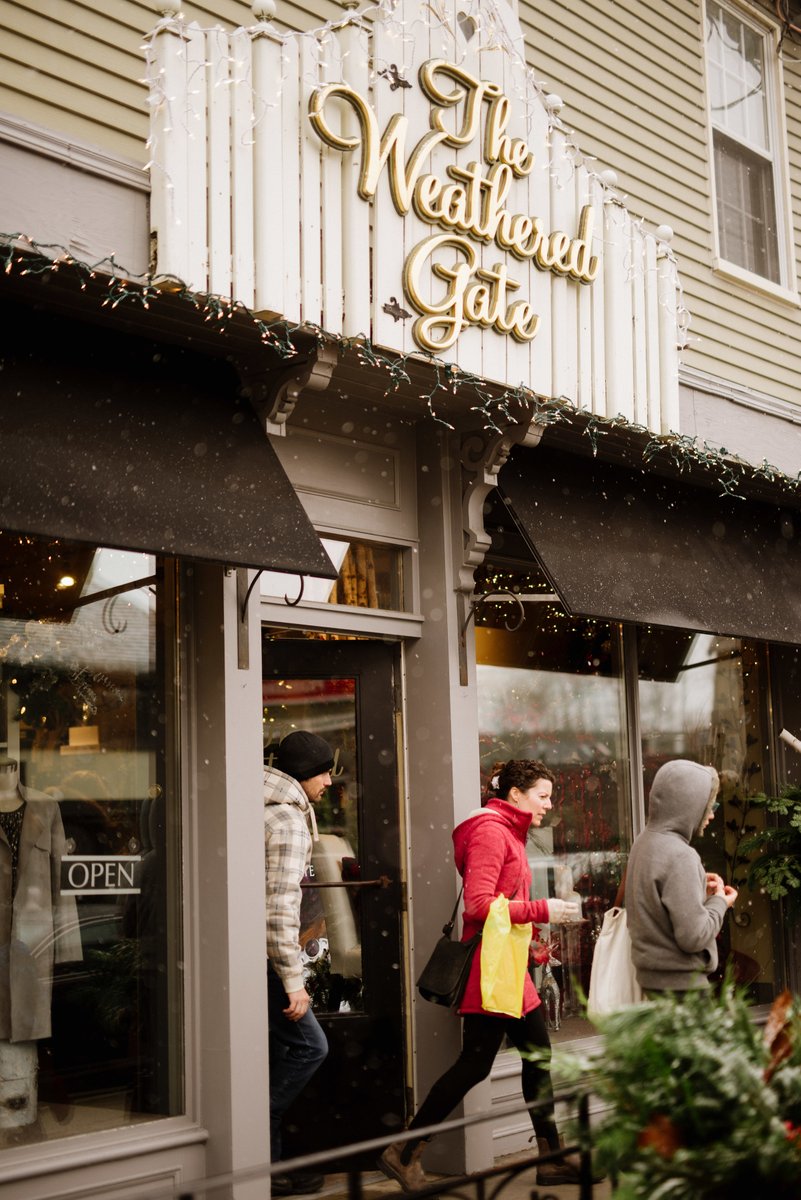stjacobsvillage's tweet image. We're happy to see the snow has showed up for our final day of #stjacobssparkles2021! 😍 Come out and do a little holiday shopping and enjoy some festive eats &amp;amp; treats! The Waterloo County Carollers will be strolling through the village from 2-5PM today! #kwawesome #explorewr